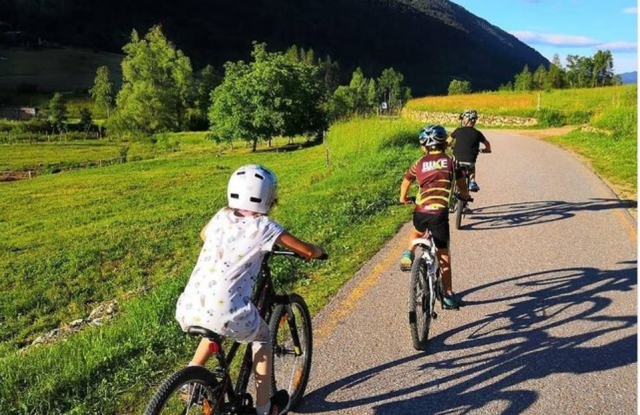 Pequeños ciclistas duranle la ruta