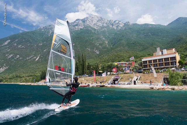 Windsurf en la costa 