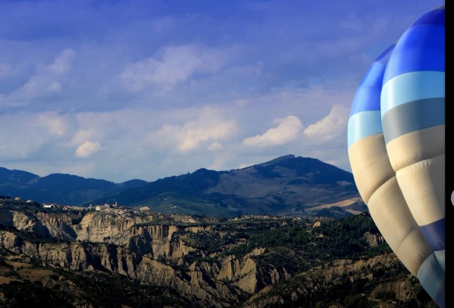 en las tierras baldías de Lucania en globo aerostático 