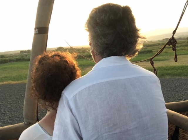 En pareja en un globo aerostático 