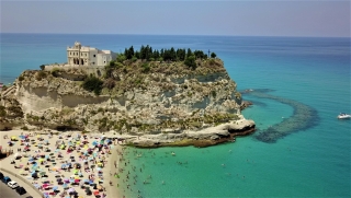 Rentar un barco de 40 caballos en Tropea durante 1 día