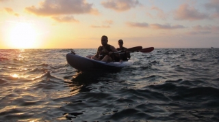 En kayak con aperitivo Bahía de Cascatella 2 horas