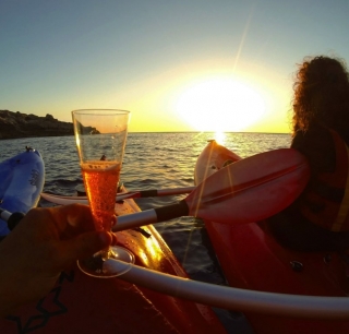 En kayak con aperitivo Bahía de Cascatella 2 horas