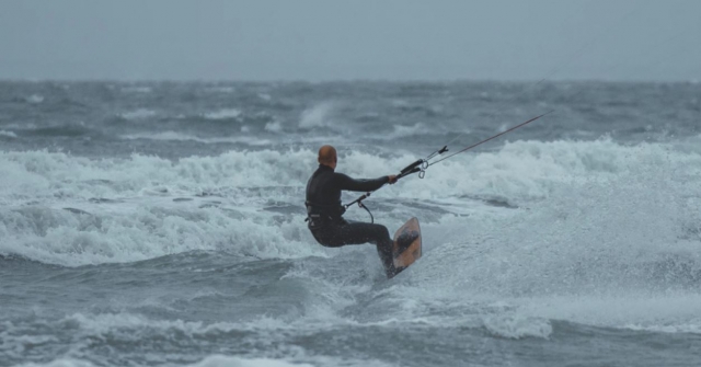  Surfear sobre las olas 