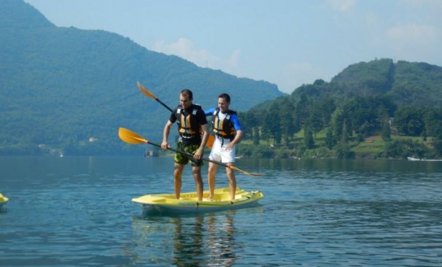  Dos en paddle board 