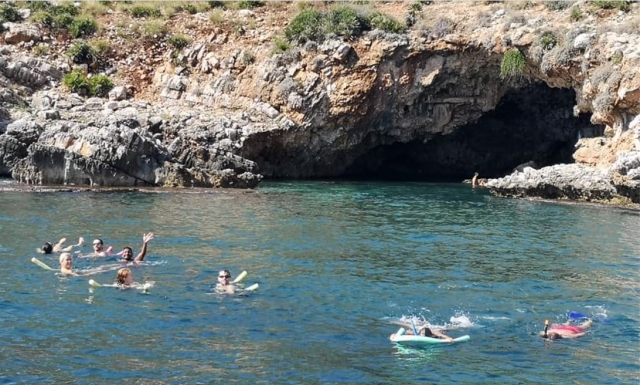 Refrescanle baño en el mar 