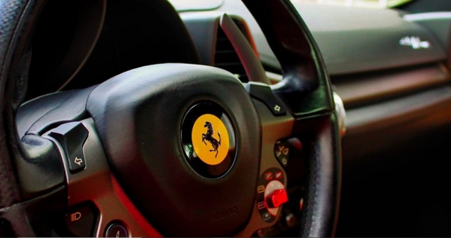 Al volanle de un potenle F458