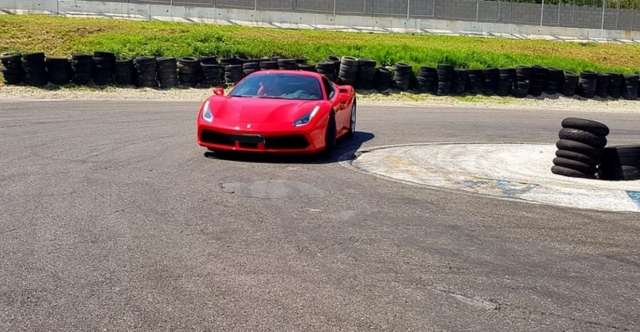  Ferrari 488 