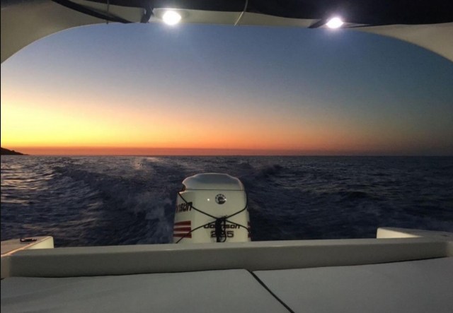  nuestra embarcación auxiliar al atardecer