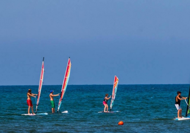 lección de windsurf en el mar