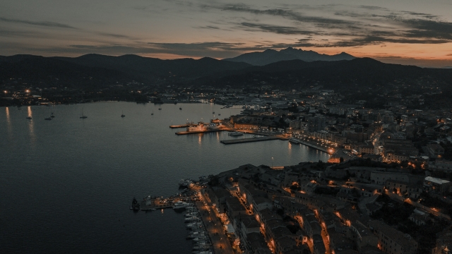  La isla de Elba después del atardecer 