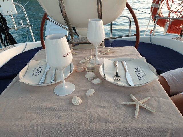  Mesa puesta en el barco 