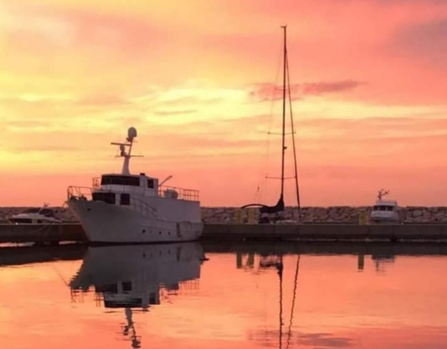  en un barco al atardecer en Campania 