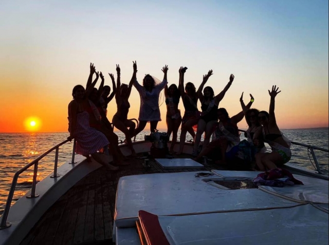 en un barco con amigos 