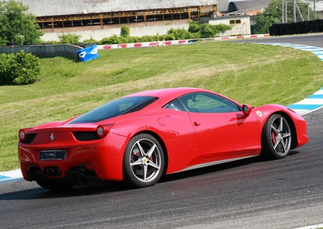  el ferrari en el circuito