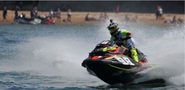  A toda velocidad en una jet ski 