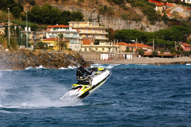  A toda velocidad sobre las olas 