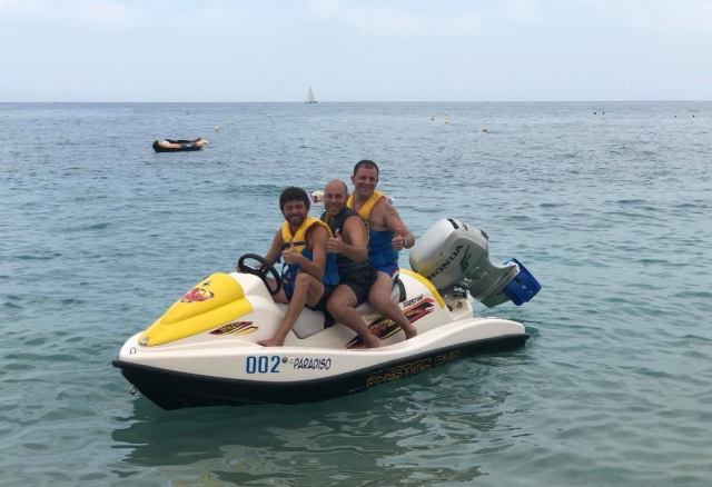  en jet ski con amigos