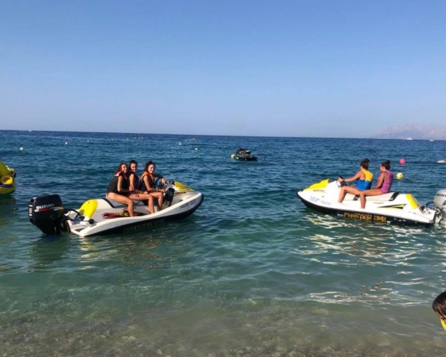 en jet ski con amigos 