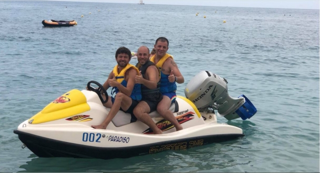 A la orilla del mar en grupo 