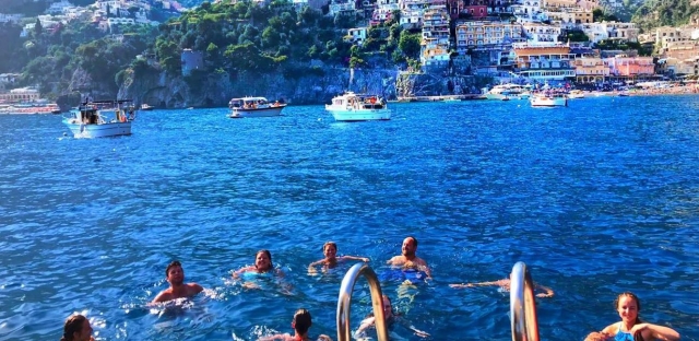 Nadar en el mar con maravillosas vistas 