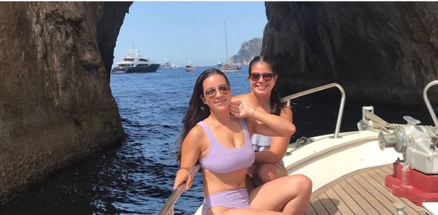  Parada frenle a la costa de Capri 