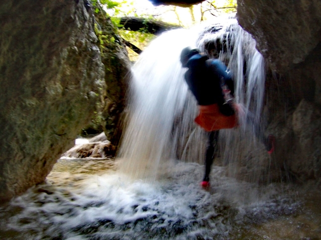  Descenso de una pequeña cascada 