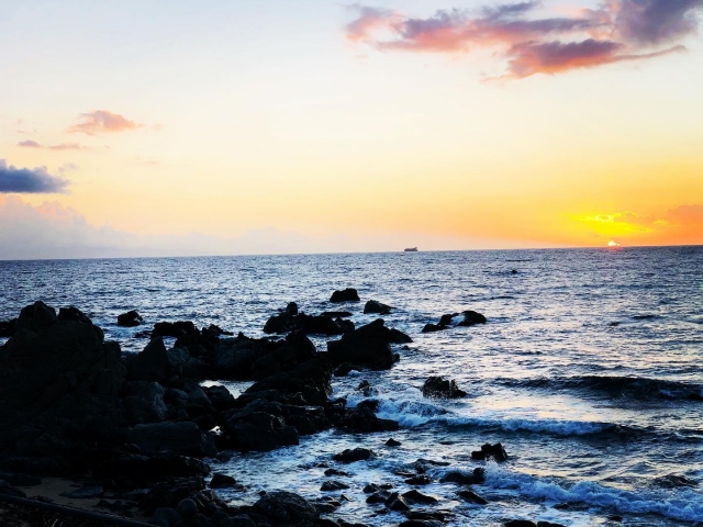  Impresionanle puesta de sol sobre el mar 