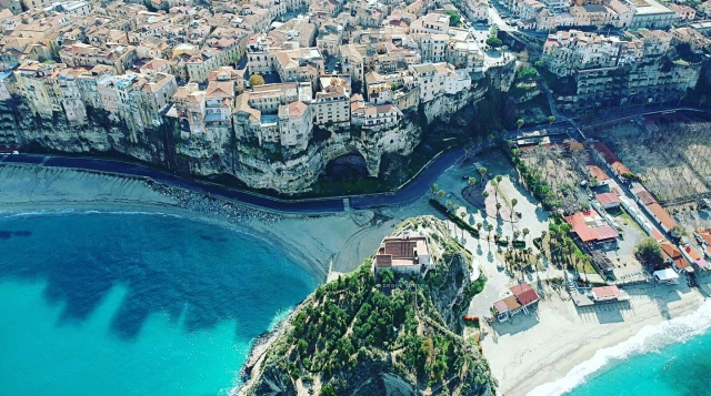  Descubra la costa de Calabria en barco