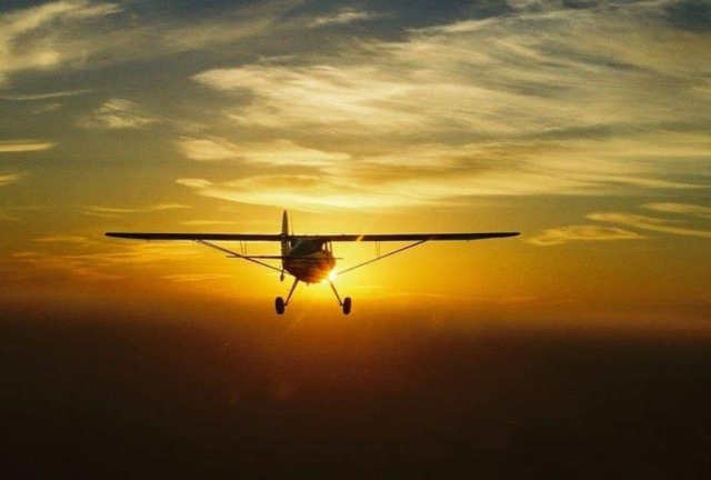  nuestro avión al atardecer 