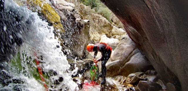  Bajo la cascada