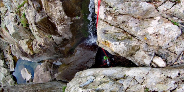  Entre las rocas 