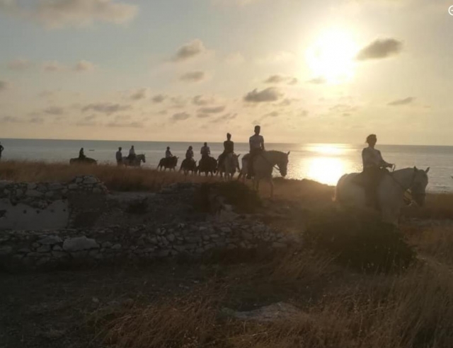  comienza su día a caballo