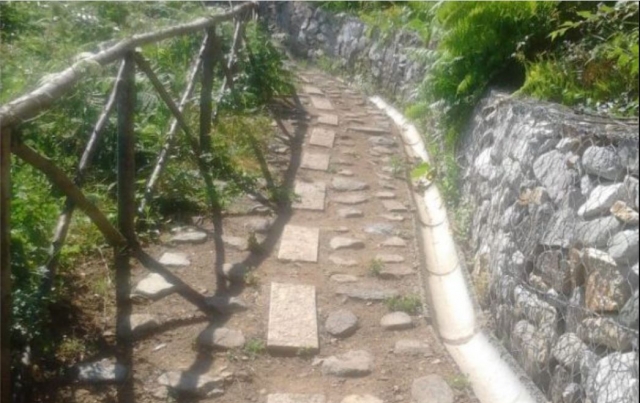  Camino adoquinado 