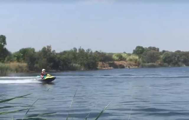 en jet ski en el lago de Cava 