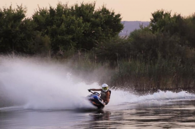 jet ski al atardecer 