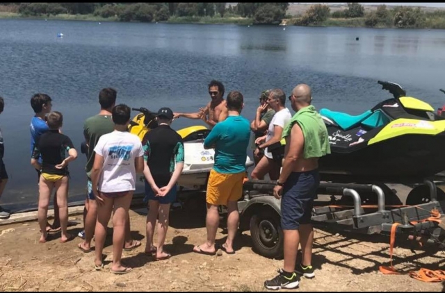 Clase de jet ski de 15min en el lago de Cava