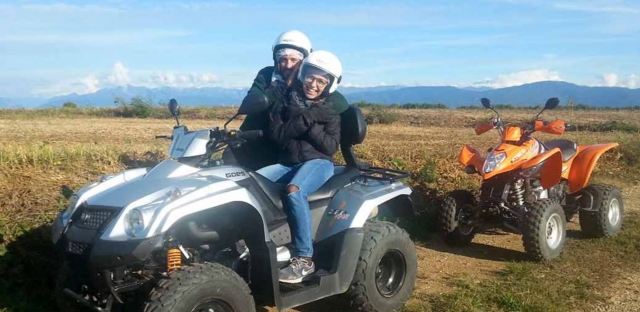 Pareja duranle el recorrido en cuatrimoto 
