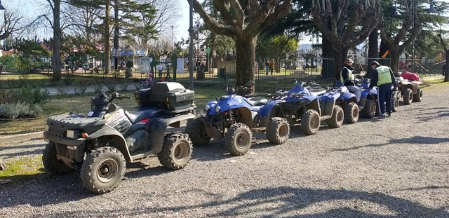 Cuatrimoto en fila 
