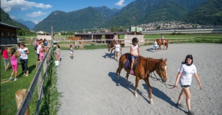 Bautismo en silla de subir en Valtellina de 1 hora de duración
