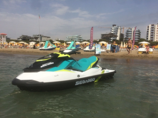  jet ski en la playa 