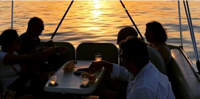 Aperitivo en barco al atardecer