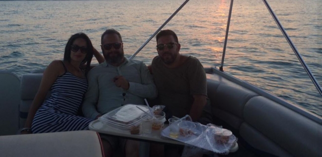 Aperitivo en barco con amigos