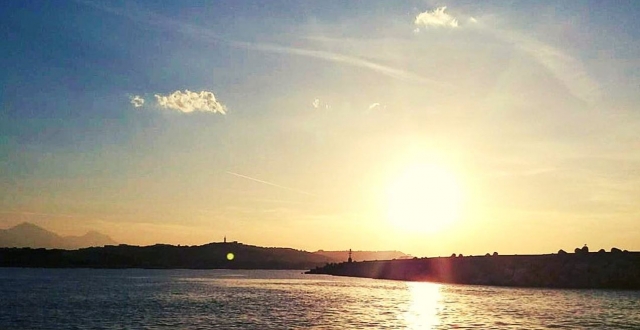 Hermoso día a la orilla del mar