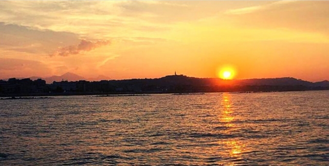 Puesta de sol sobre el mar