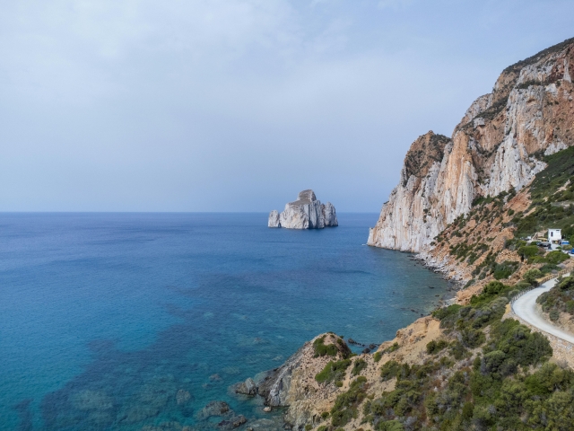  Acantilados y mar de Cerdeña