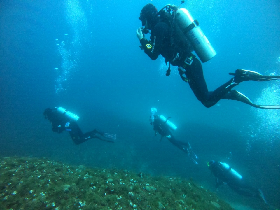Inmerso en el hermoso mar de Sicilia 