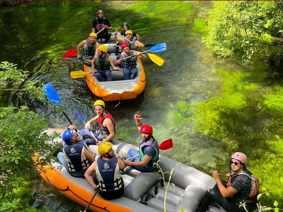 todos haciendo rafting todos haciendo rafting