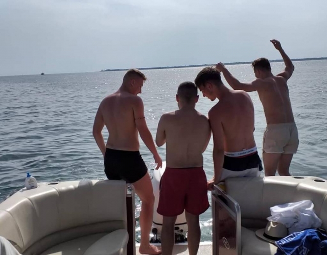  en un barco con amigos 