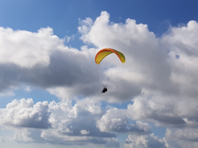  Entre las nubes y el cielo azul 
